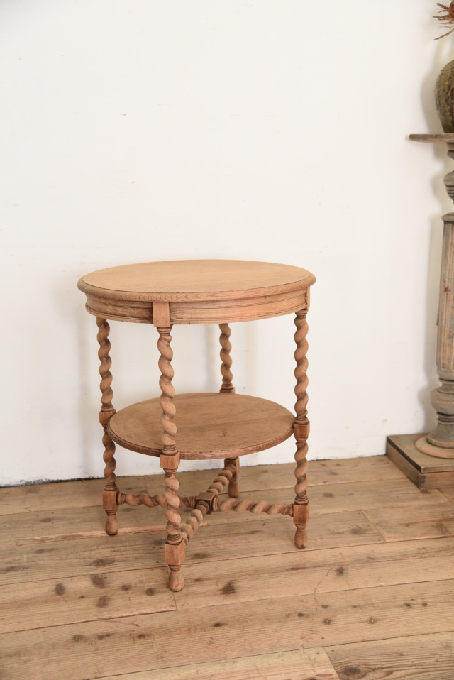 風合い豊かなラウンドサイドテーブル