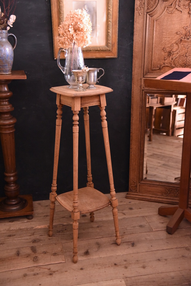 上品な印象の木製のフラワースタンド