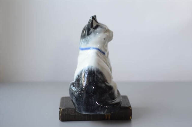フランスから すこし上目なかわいいネコ オブジェ 白磁器 猫 キャット
