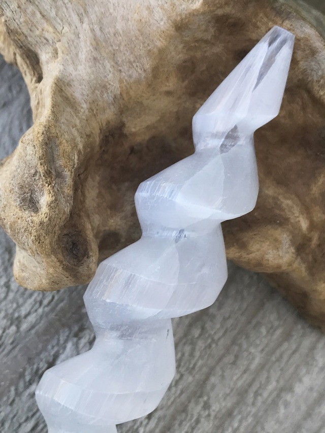 モロッコ産セレナイト・スパイラルワンド MSN013