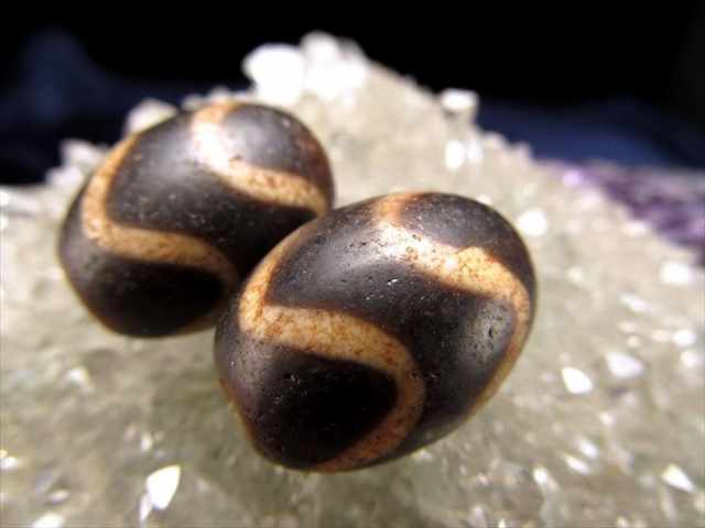 最高級 至純黒朱砂馬蹄痕 水紋虎牙天珠 すいもんこがてんじゅ 全長約