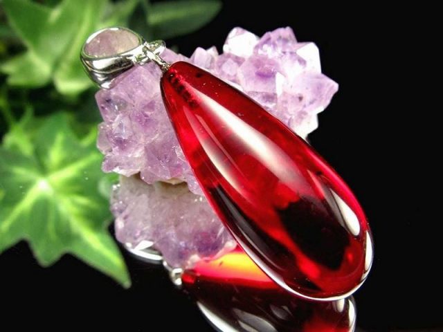天然琥珀 ルビーレッドアンバー ペンダントトップ ドロップ型 石サイズ