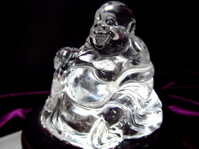 超透明 天然水晶 布袋尊彫り 置物 (専用木製台付き) 石幅約66.5mm 重さ