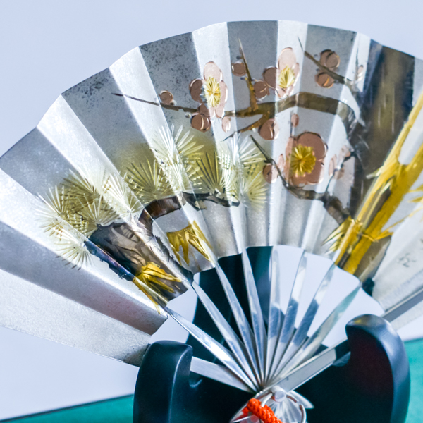 送料無料】 銀製 扇子 松竹梅 D 7.0号・68g ガラスケース付き / 光則