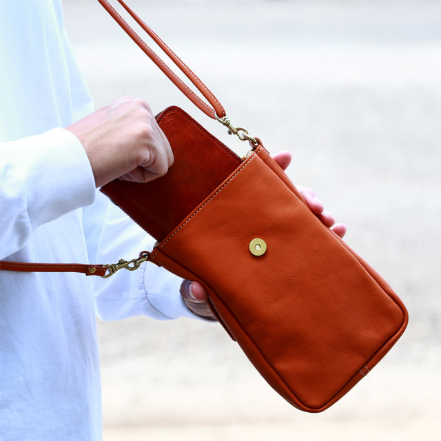 シックスマホショルダー』(全3色)軽量ソフトヌメ/身軽に外出できる軽量