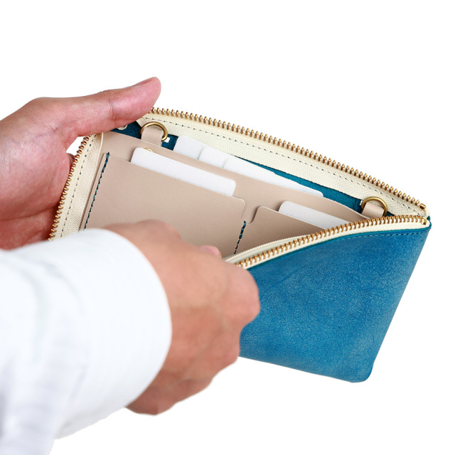 ボヤージュ』(全1色)ロロマ/iPhone 15 Pro 対応 スマホやパスポートが