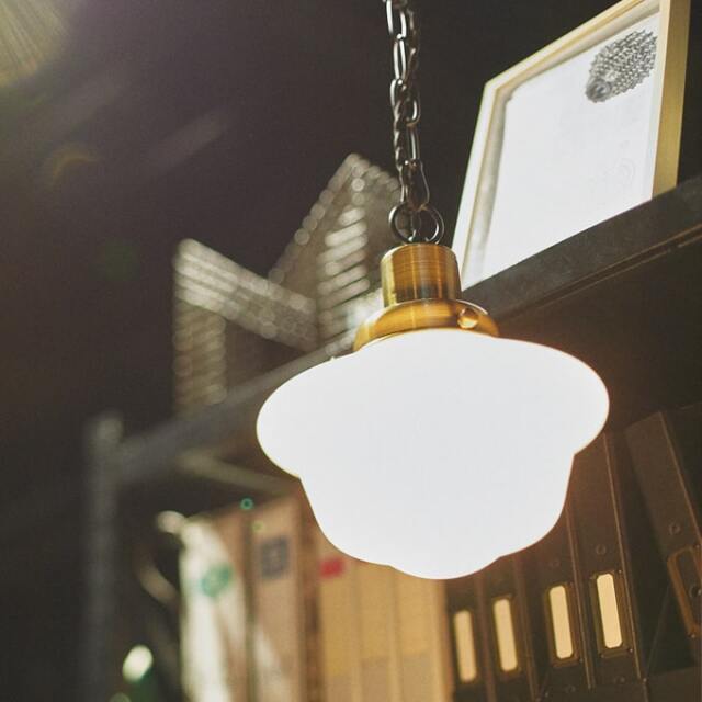 レトロな白ガラスシェードのペンダントライト｜北欧家具アンバーデザイン