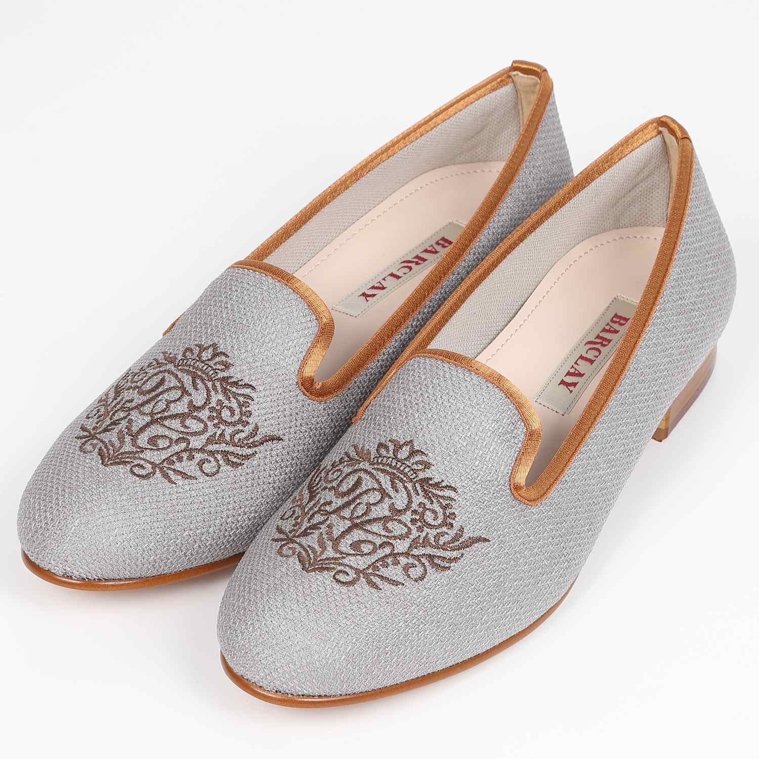 BARCLAY（バークレー）刺繍モチーフオペラシューズ グレージュ