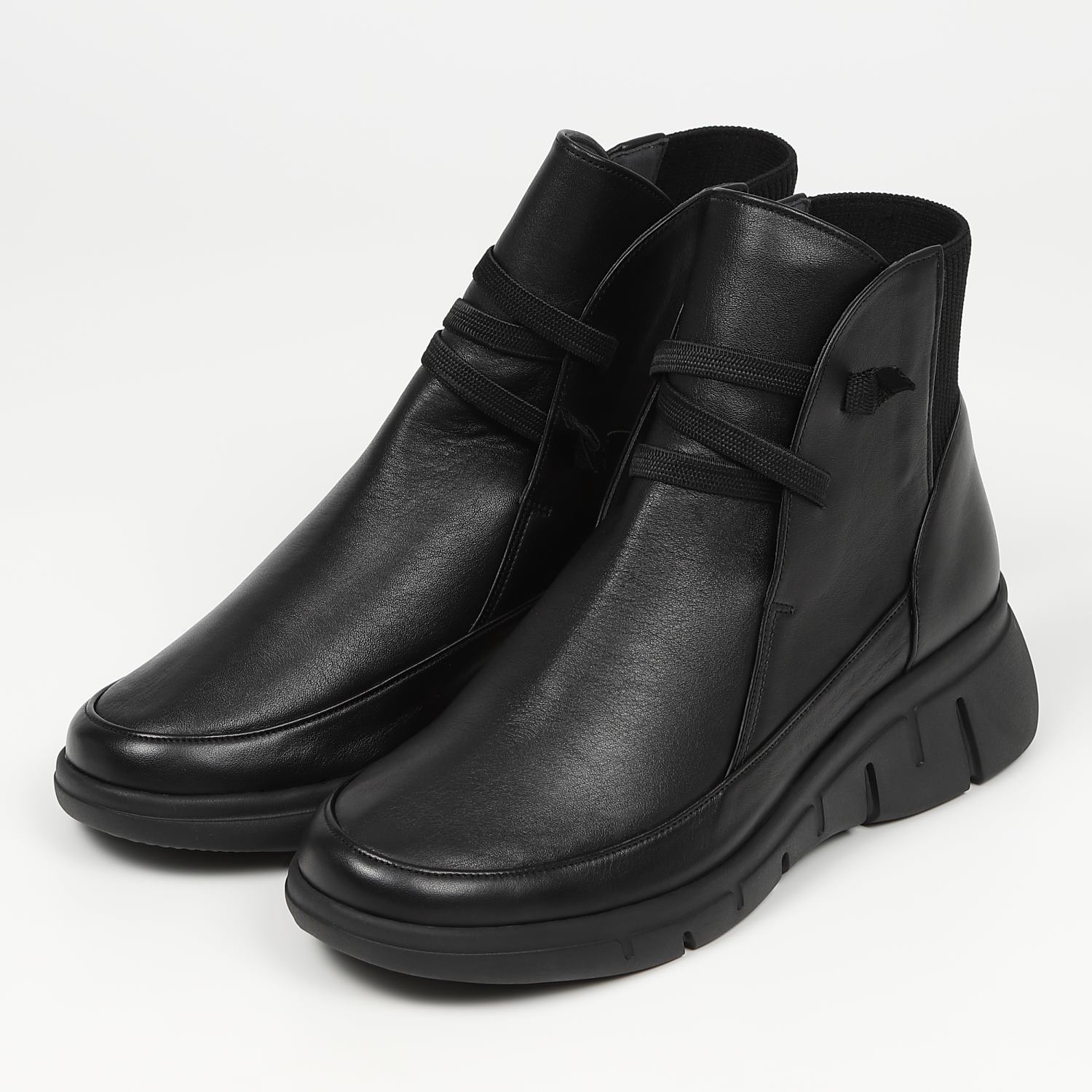 VITA NOVA（ヴィタノヴァ）ゴム紐デザインショートブーツ ブラック