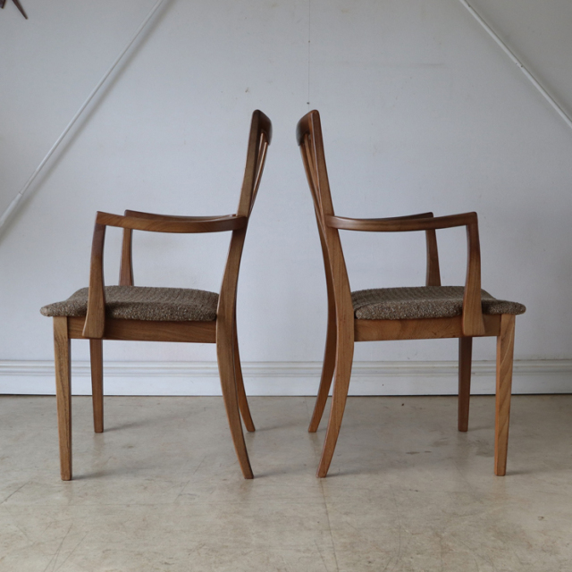 肘掛けつきの贅沢に身を委ねる。G-planジープラン・ダイニングチェア