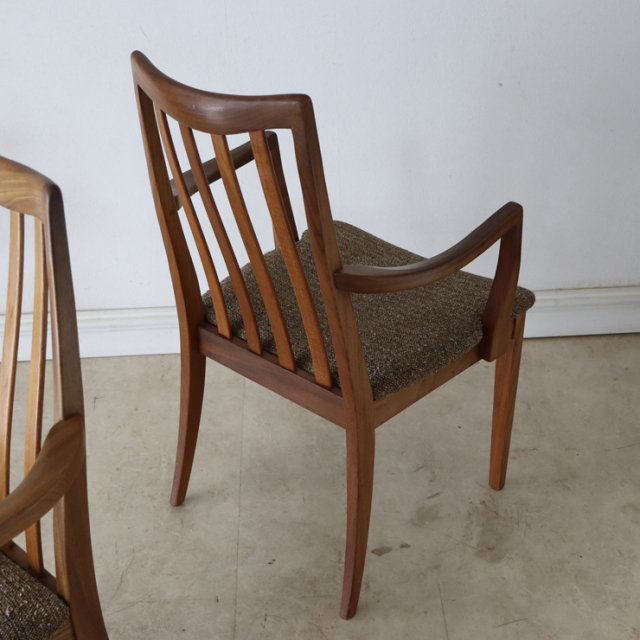 肘掛けつきの贅沢に身を委ねる。G-planジープラン・ダイニングチェア