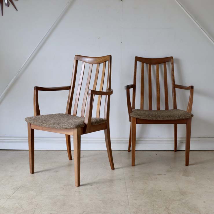 肘掛けつきの贅沢に身を委ねる。G-planジープラン・ダイニングチェア