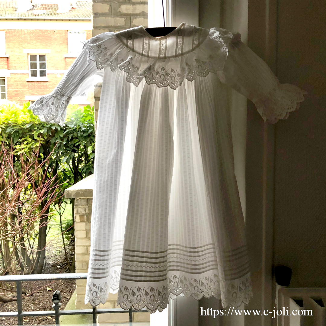フランスアンティーク Bebeの白い刺繍入りベビードレス フランス