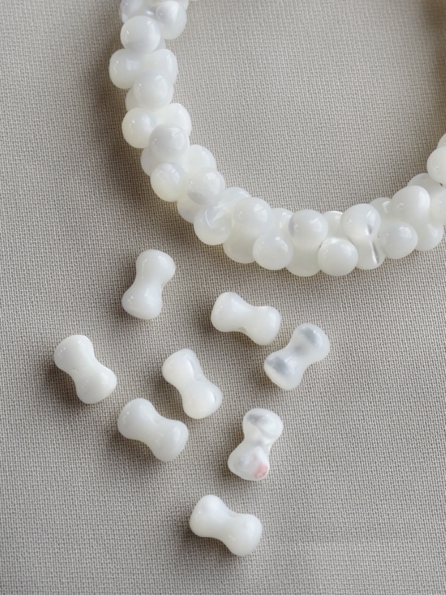 シェルビーズ-ピーナッツ(タカセガイ)【約6×4mm(約10cm・約25個