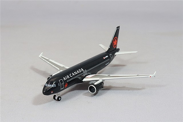 クロスウイング ホーガン製 1/500 エアバス A320-200 ピーチ