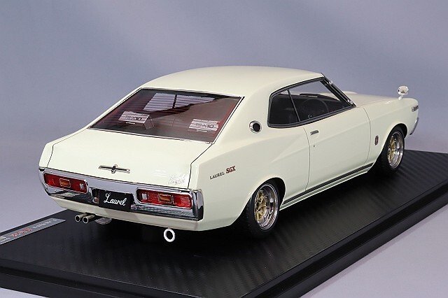 イグニッションモデル 1/18 日産 ローレル 2000SGX (C130) ホワイト