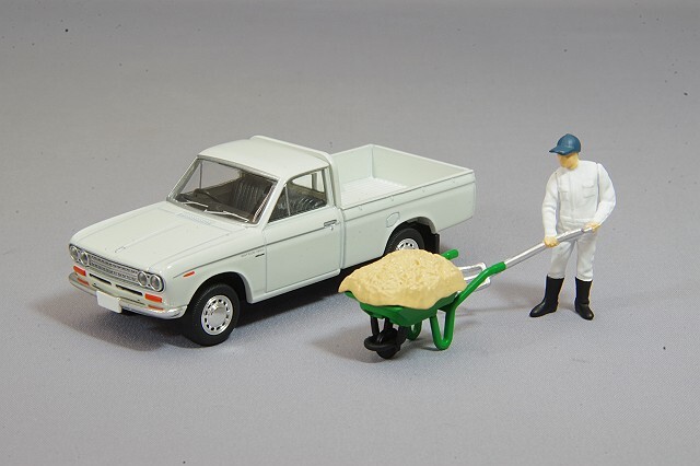 トミカリミテッドヴィンテージ 1/64 ダットサン トラック 1300