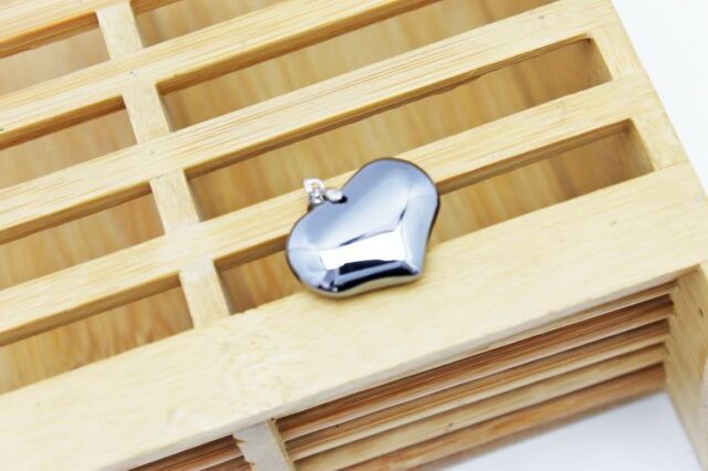 テラヘルツ鉱石 ハート ペンダントトップ[T324-1566]