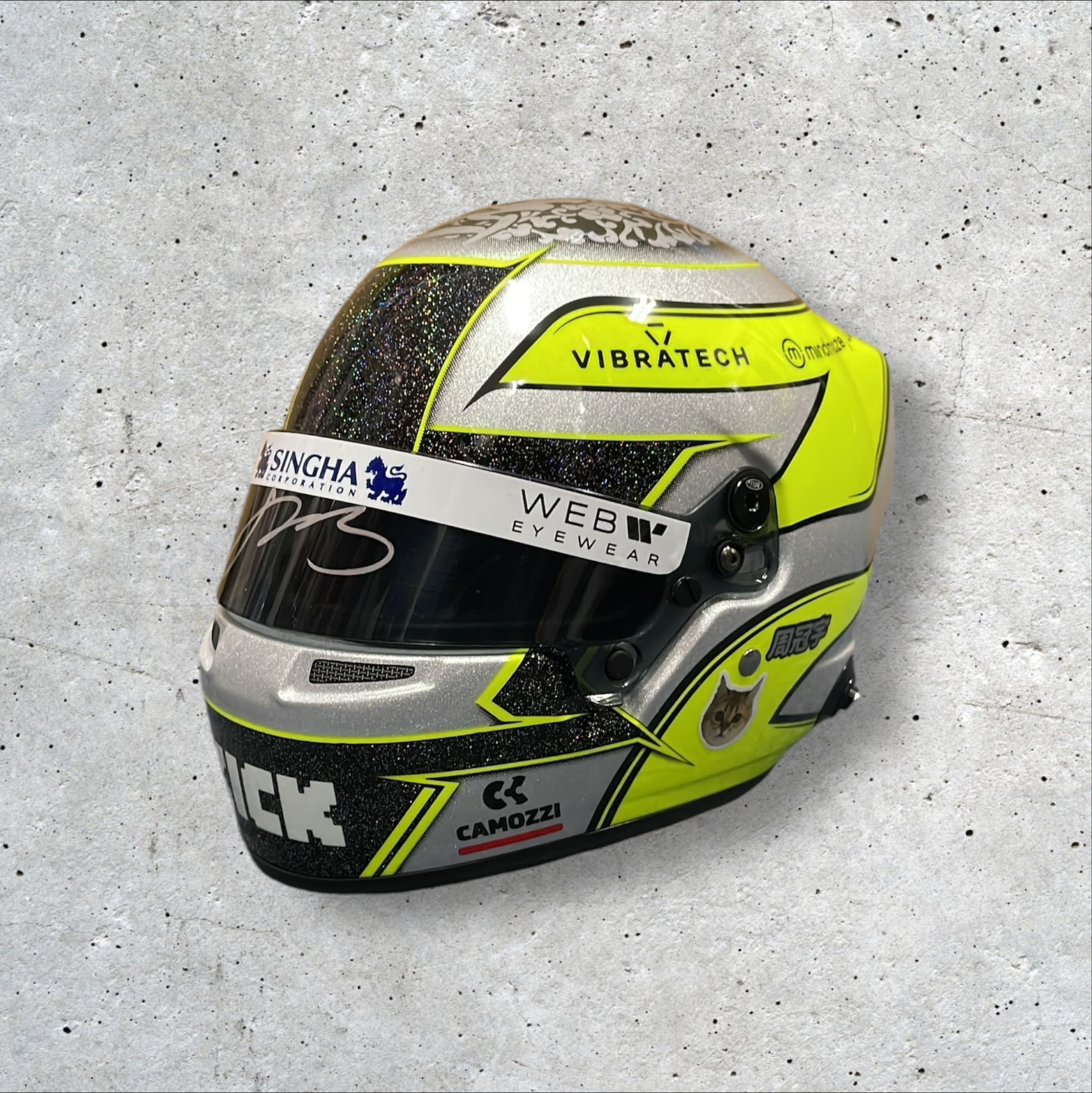 周冠宇直筆サイン入2024年シンガポールGP 1/2ヘルメット F1グッズ