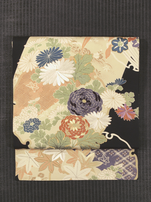 帯のアトリエ花邑 hanamura 銀座「雪輪に菊と草花文様 型染めに手刺繍