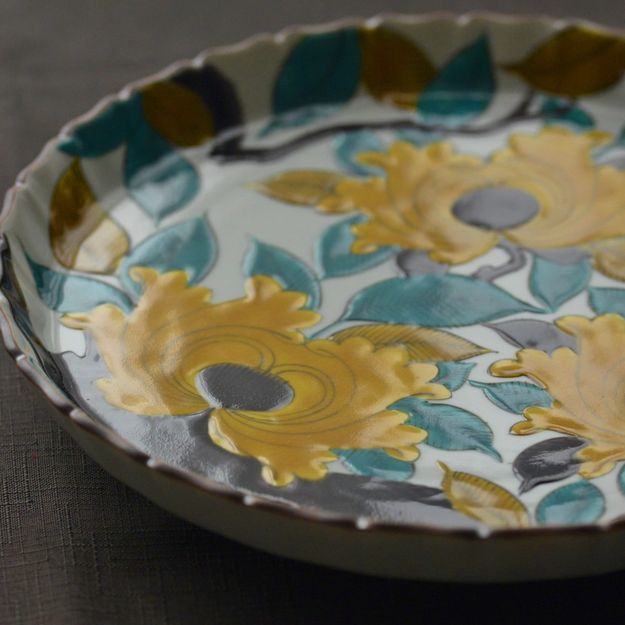 出石焼 牡丹刻 輪花皿 十九客 時代箱付 N 7093A 出石焼 牡丹刻 輪花皿