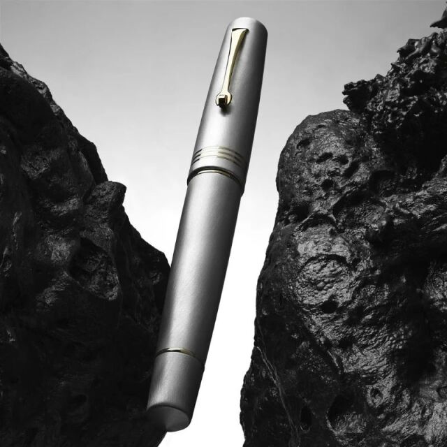 レオナルド 限定生産品 モーメントゼロ アルミナ 万年筆 ゴールド