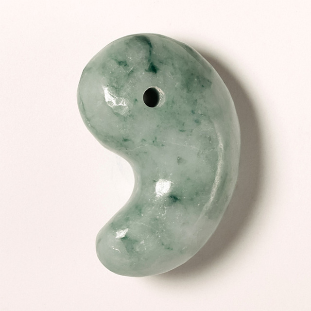 勾玉 糸魚川翡翠 （いといがわひすい） 透過 （小滝川産） 桐箱付 No