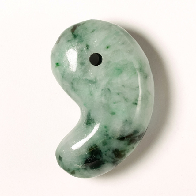 勾玉 糸魚川翡翠 （いといがわひすい） 透過 （小滝川産） 桐箱付 No