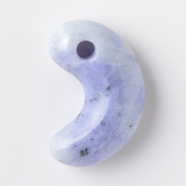 勾玉 糸魚川翡翠 （いといがわひすい） ラベンダー 透過 （小滝川産