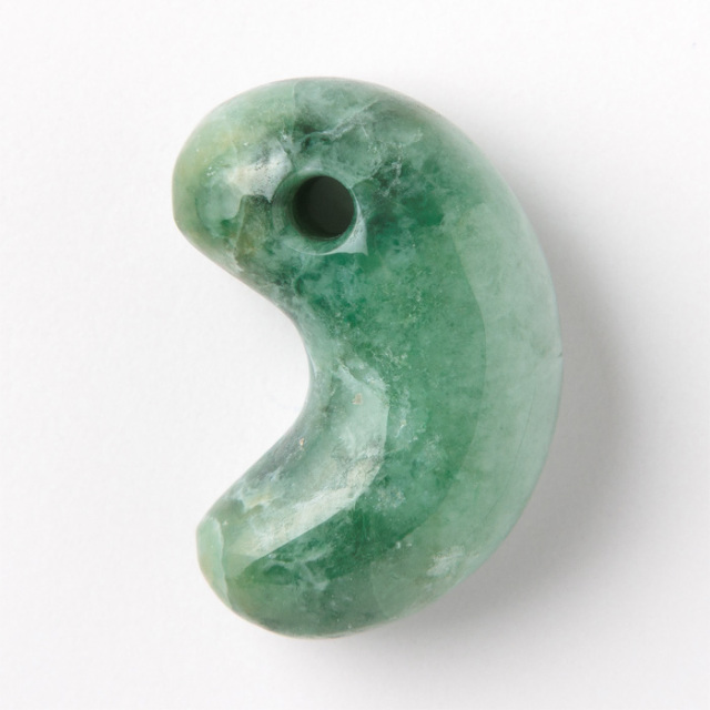 勾玉 糸魚川翡翠 （いといがわひすい） 透過 （青海金山谷産） No.365