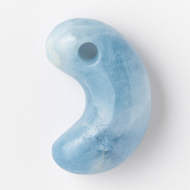 勾玉 糸魚川翡翠 （いといがわひすい） 青翡翠 透過 （入りコン沢・小