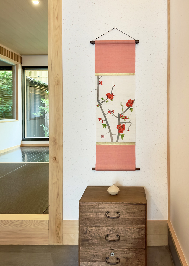 手描きタペストリー「掛け軸寒木瓜」 [京都洛柿庵オンラインショップ]