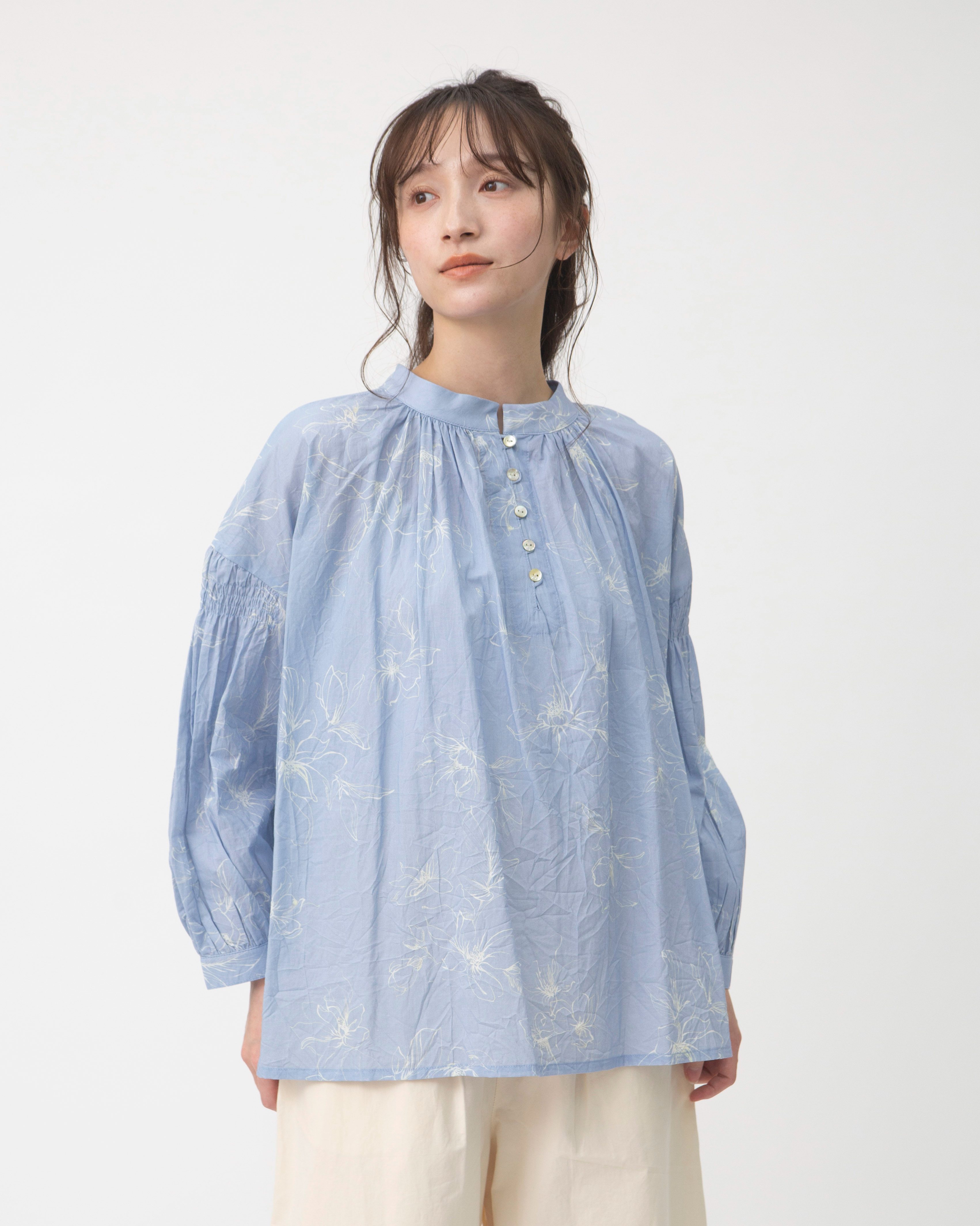 コットンワッシャーフラワープリントギャザーブラウス
