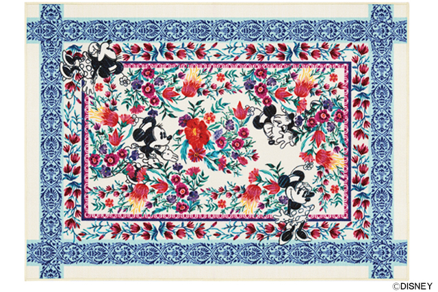 お花畑の中でミニーちゃんが遊んでいる華やかなデザイン｜【DISNEYラグ