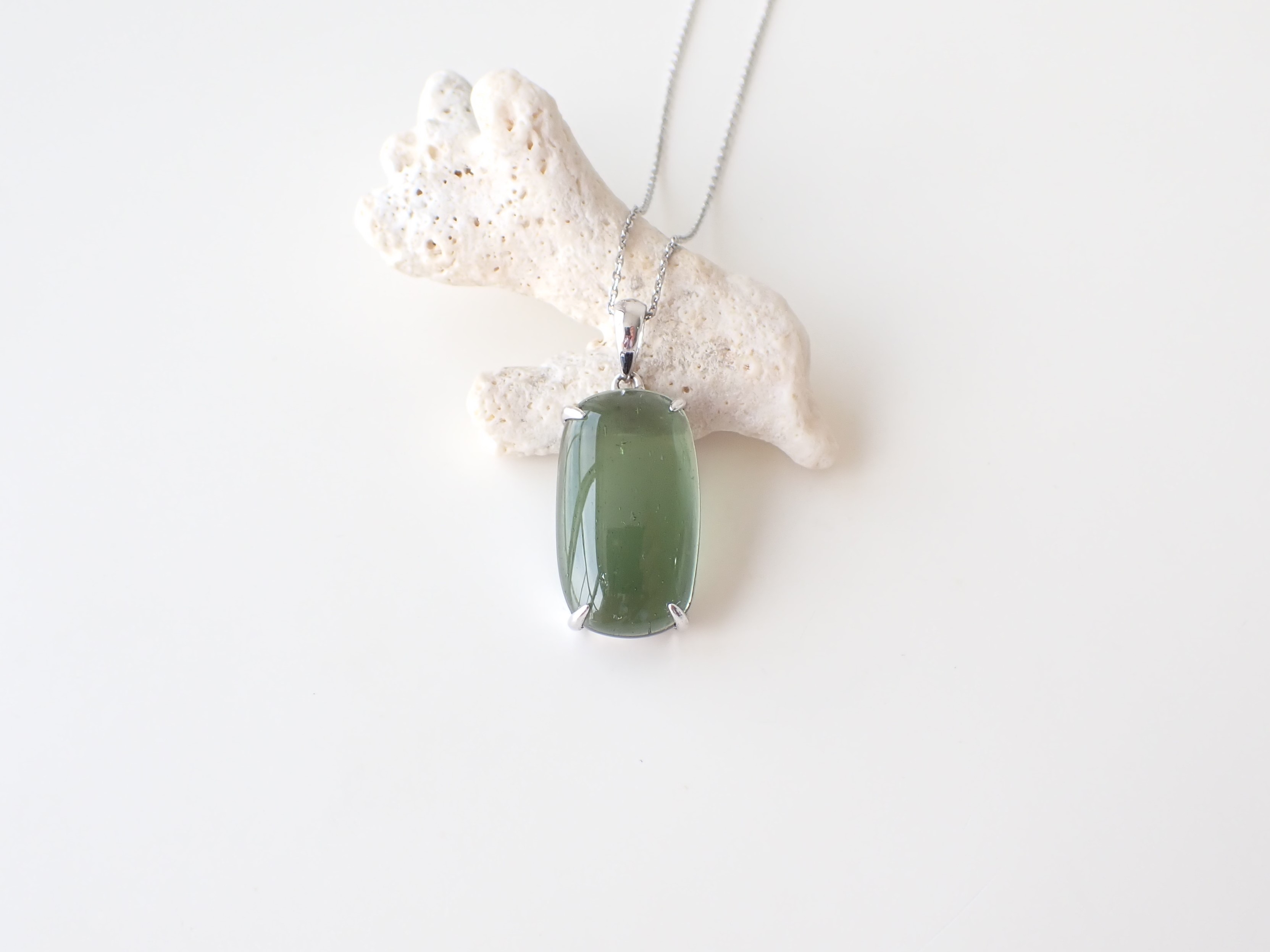 MA0435 【限定価格】 モルダバイト ペンダントトップ ☆宝石鑑別書付き☆