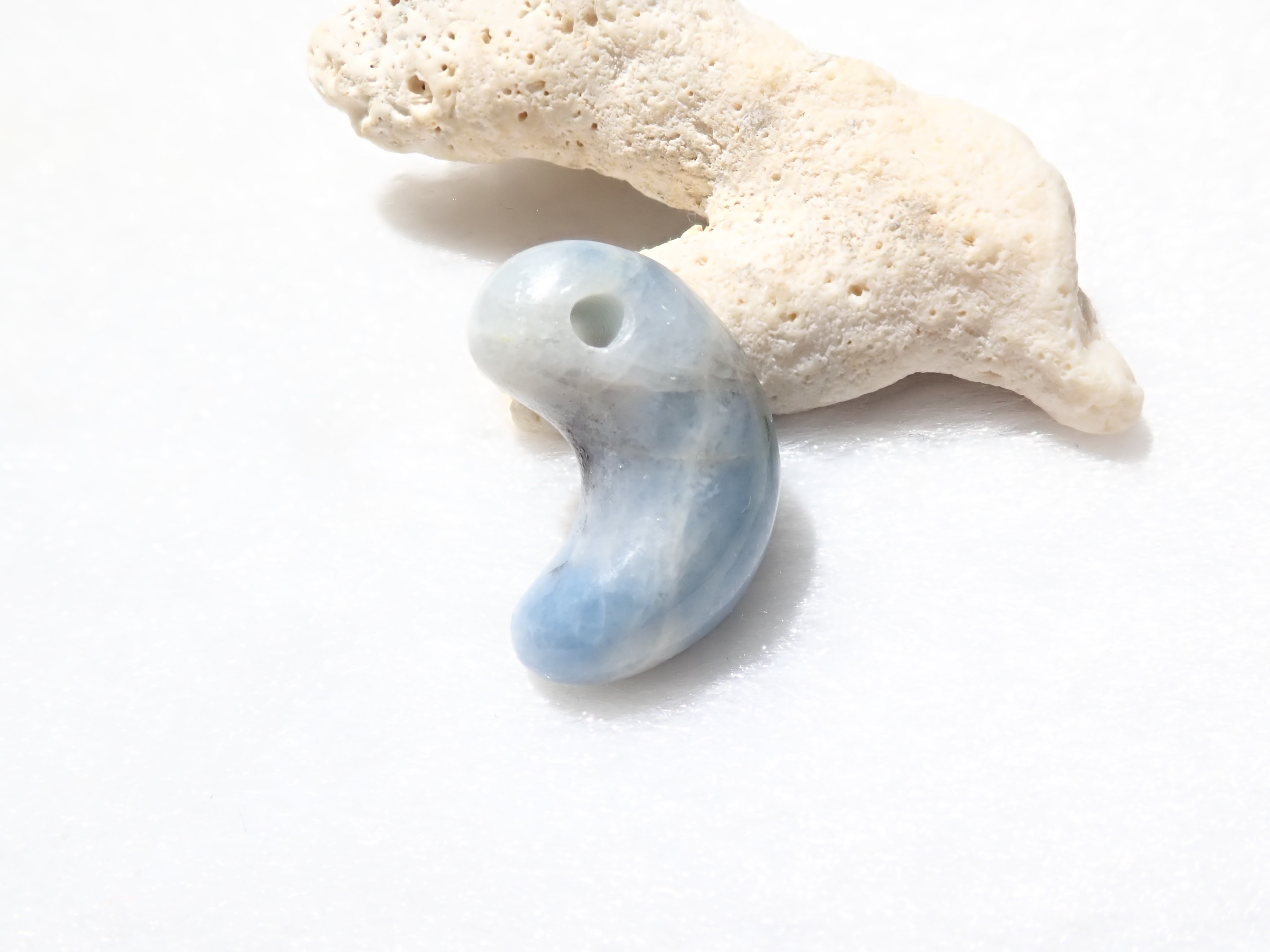 最上級茄子紺入りコン沢青翡翠勾玉糸魚川翡翠コン沢勾玉ひすいヒスイ