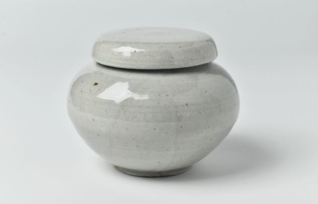 日高伸治 4 青白磁蓋付薬壺 大 ｜ 暮らしのうつわ花田 和食器 通販