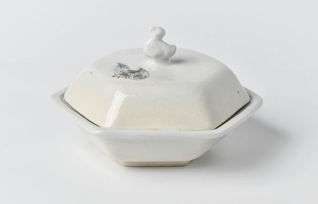 松本郁美 35D 灰釉彫文陶箱（オリエンタル文） ｜ 暮らしのうつわ花田