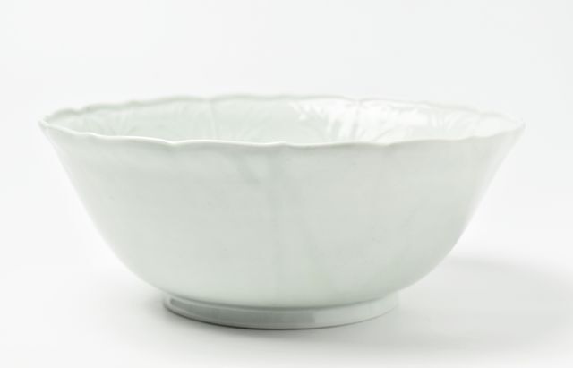 宮岡麻衣子 17 白磁陽刻牡丹文深鉢 ｜ 暮らしのうつわ花田 和食器 通販