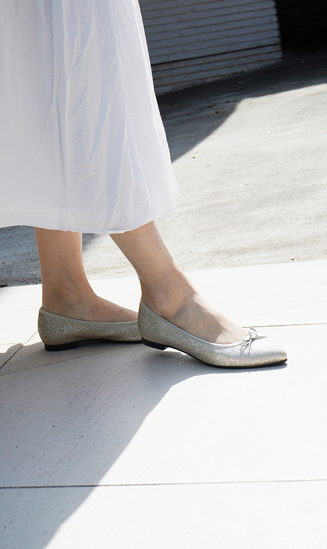 プラスするだけで着こなしを華やかに染める”グリッターバレエシューズ