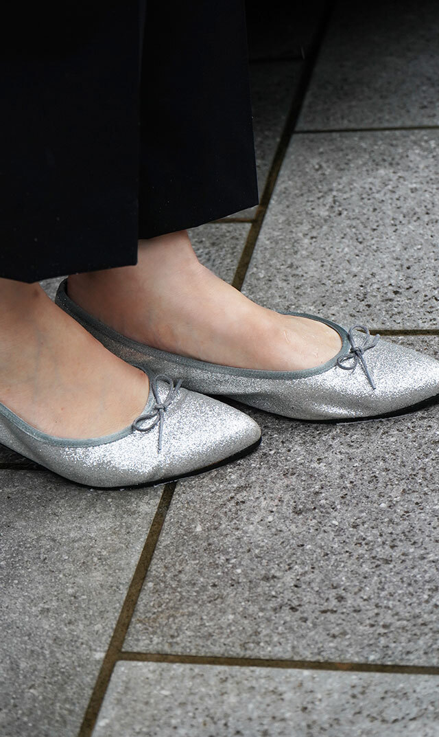 プラスするだけで着こなしを華やかに染める”グリッターバレエシューズ
