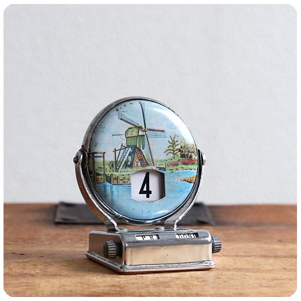 オランダ アンティーク メカニカルカレンダー/小さな卓上カレンダー