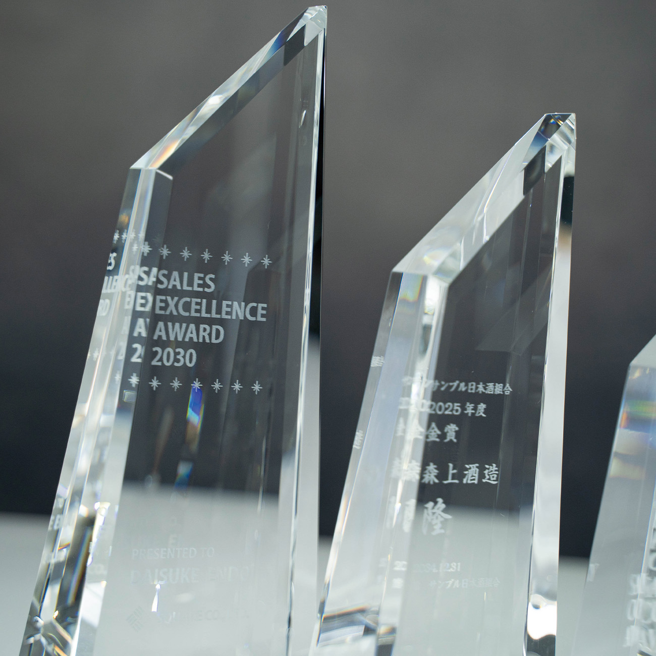 クリスタルトロフィー 内部レーザー彫刻《XC-L-0108_Aサイズ》(高さ