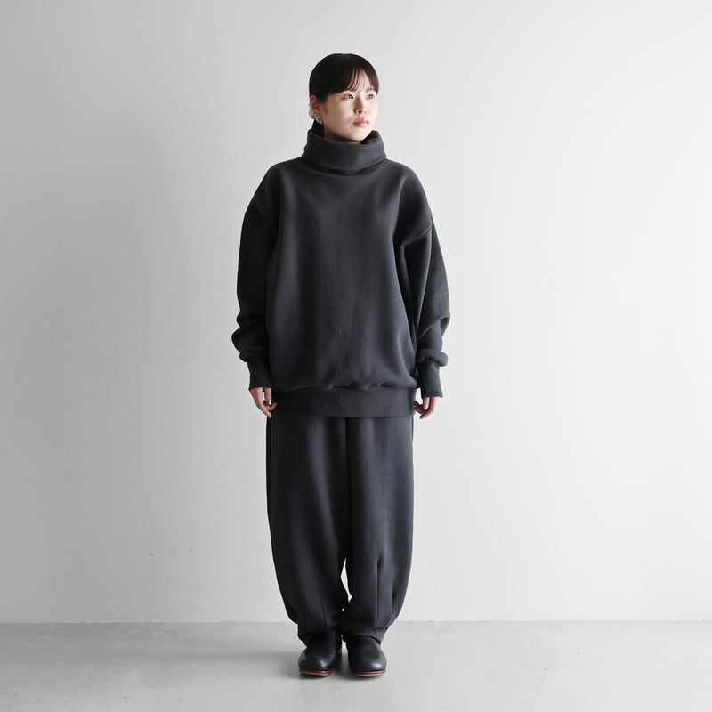 HUIS in house］SUVINスウェットタートルプルオーバー（ダークグレー