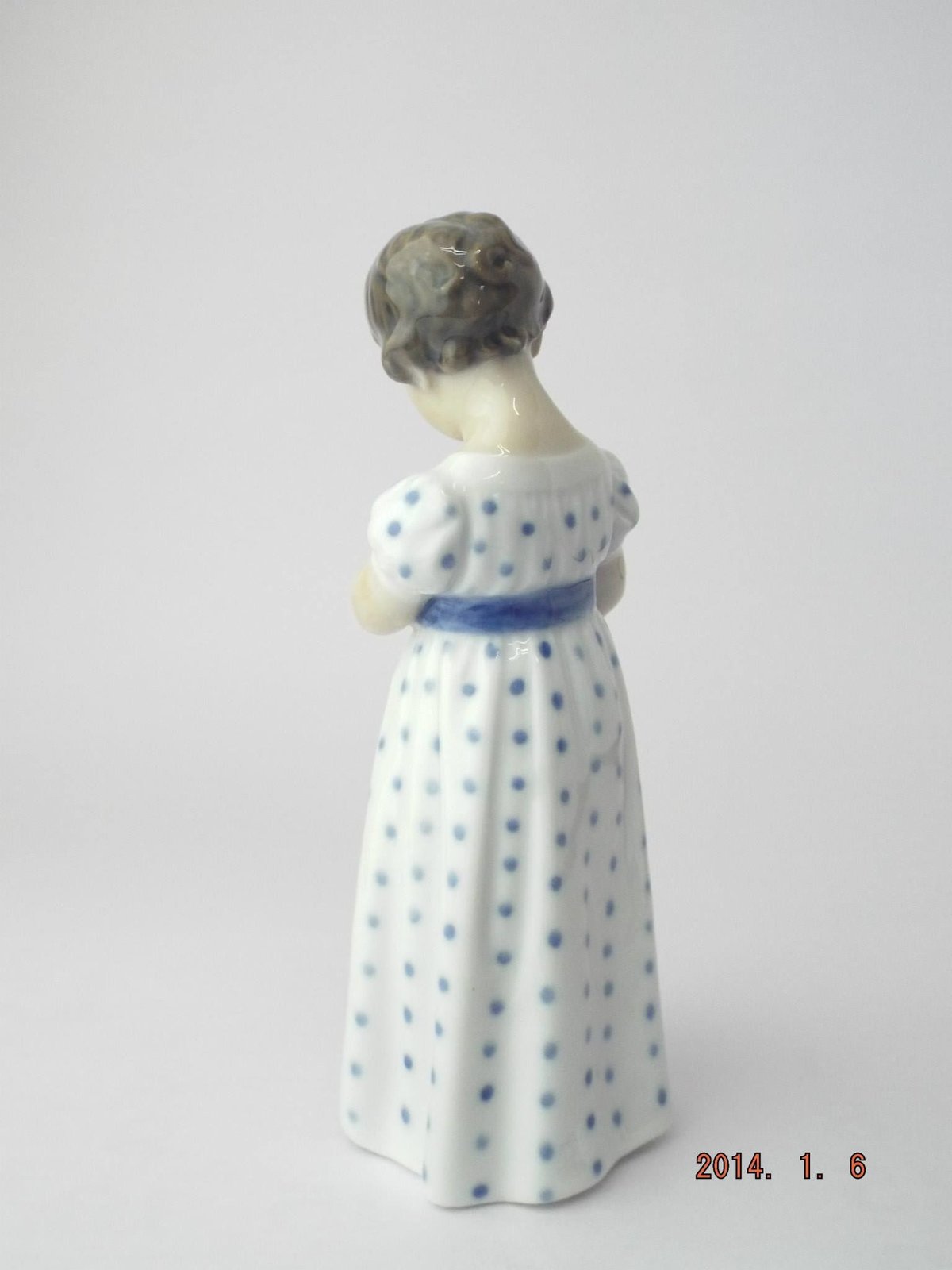 ロイヤルコペンハーゲン 人形を抱えて立つ少女 | グレースワールド