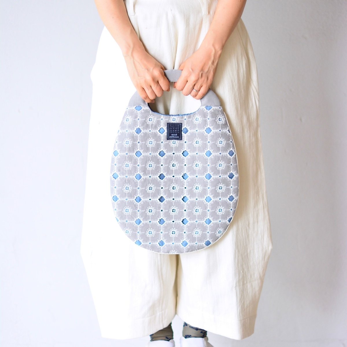 ミナペルホネン 19SS 】XS9441 anemone “エッグバッグ” / gray