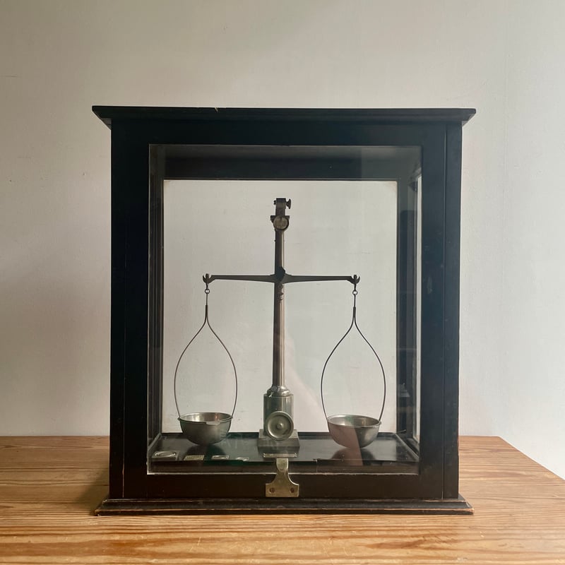 ガラスケースの天秤 | antiques miyawaki modern