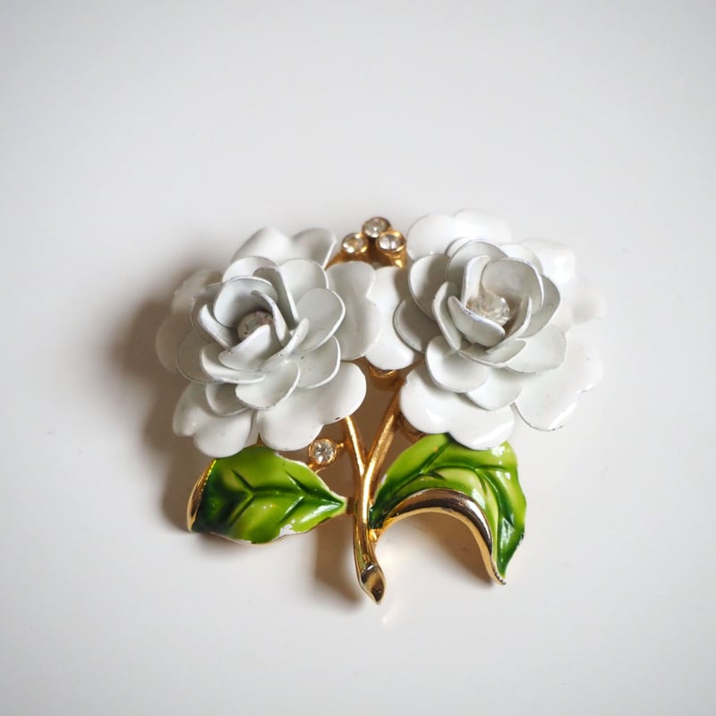 TRIFARIトリファリ ホワイトエナメル ダブルローズ ブローチ