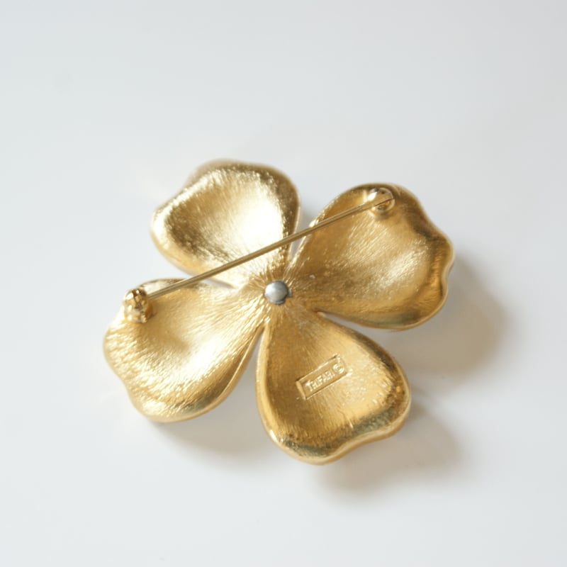 TRIFARIクラウントリファリ ハナミズキ ホワイト エナメル ブローチ