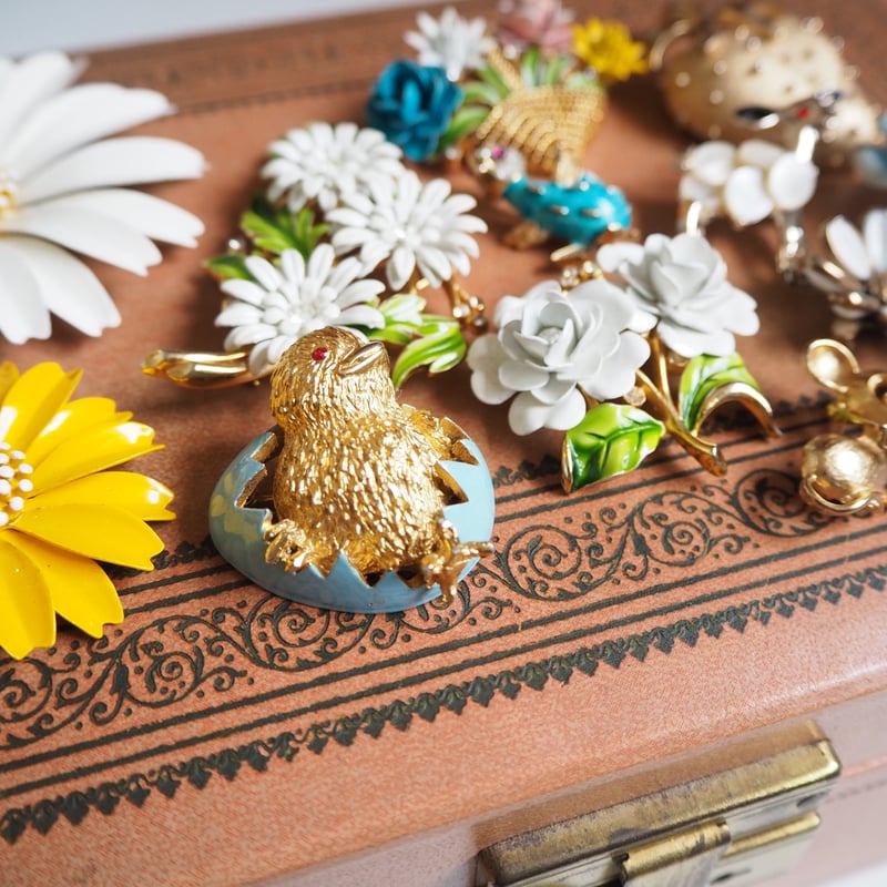 TRIFARIトリファリ ホワイトエナメル ダブルローズ ブローチ